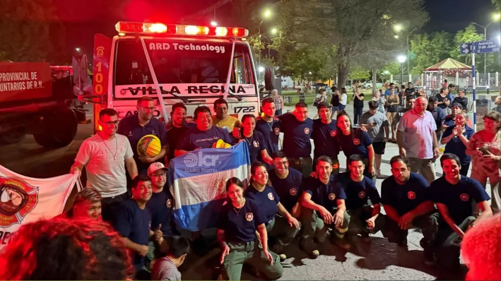 Imagen del momento en que el cuerpo de bomberos fue recibido por la comunidad tras sofocar los incendios de El Bolsón, en febrero de 2025. Foto: Celeste Cerezuela - archivo LCR