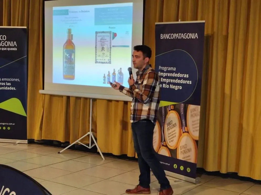 Los emprendedores expusieron ante el jurado las características de su emprendimiento y las perspectivas generales de negocio. De Bariloche, llegó la iniciativa de Athos Gin. Foto: Cipo360.