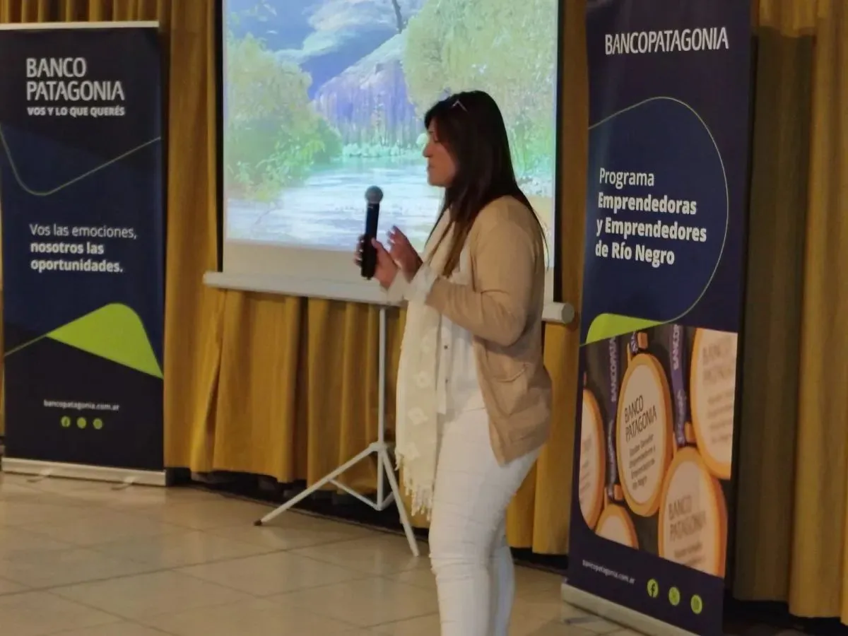 Desde Villa Llanqu&iacute;n, Dos Reinas trajo la producci&oacute;n de mieles elaboradas a partir de las flores de la estepa. Foto: Cipo360.