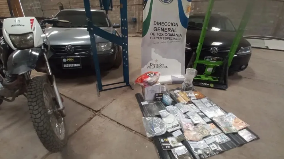 Cocaína, dinero, balanzas, autos y una moto fueron secuestrados en los allanamientos en Regina. Foto: gentileza