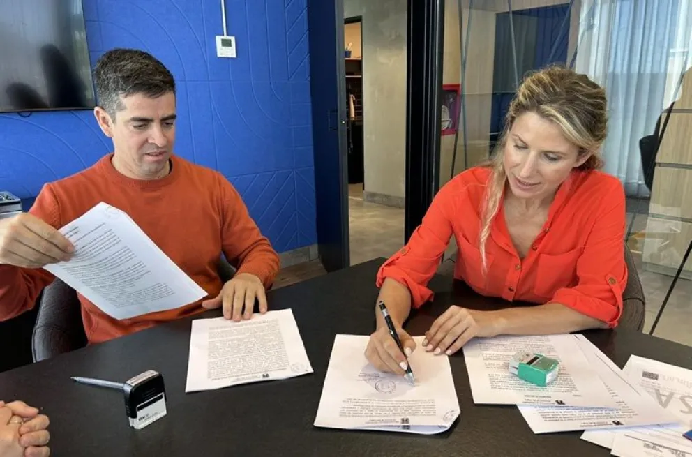 La semana pasada el intendente firmó el contrato para la ejecución de la obra de pavimento. Foto: gentileza