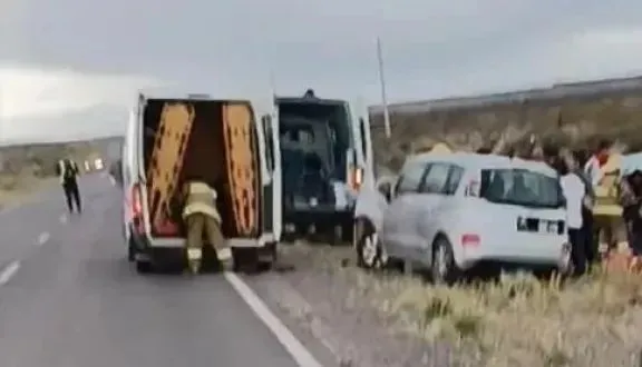 El violento choque sobre la ruta nacional 151 involucr&oacute; a un Toyota Etios y a un Citro&euml;n Picaso. Foto: gentileza Catriel25 Noticias.
