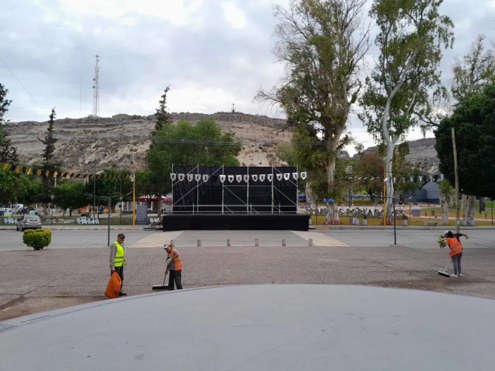 Mientras se ultimas detalles para la celebración por los 101 años, se cruzan los dedos para que el clima acompañe los festejos. Foto LCR.