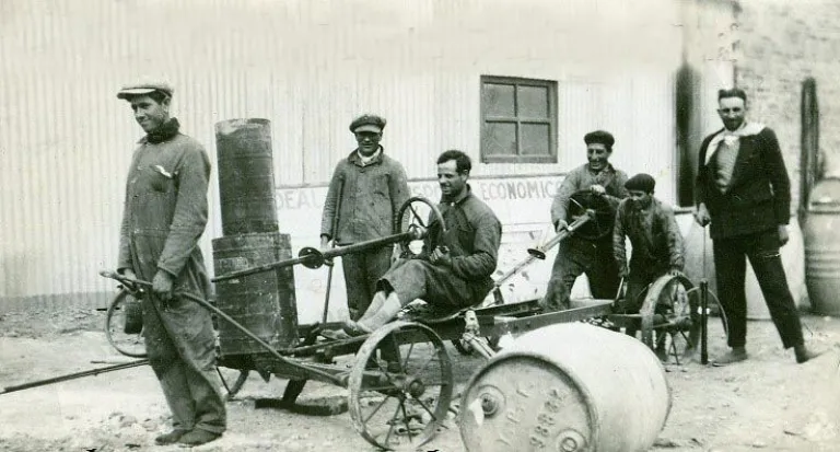 Los hermanos Mion armando las m&aacute;quinas en la CIAC. Foto Museo VR (archivo).