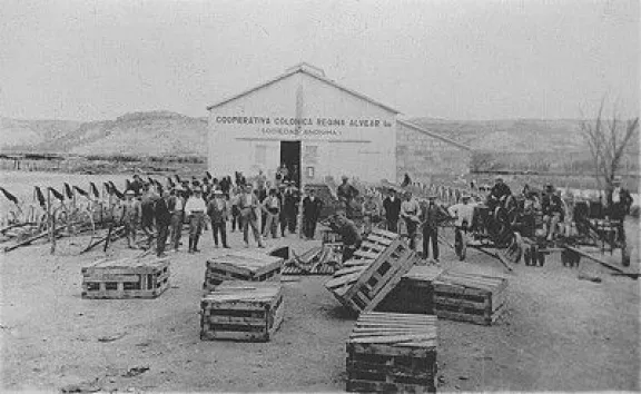 Distribuci&oacute;n de maquinaria agr&iacute;cola a los colonos socios de la Cooperativa Col&oacute;nica en abril de 1927. Foto Museo VR (archivo).
