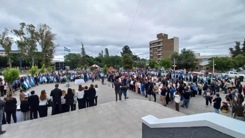 El acto comenzó a las 10,30 h en plaza Primeros Pobladores. Foto LCR.