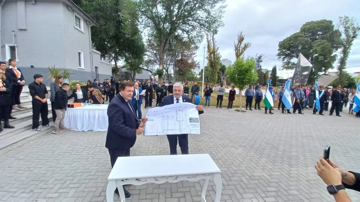 Se hizo entrega del proyecto para la construcci&oacute;n del nuevo polideportivo. Foto LCR.