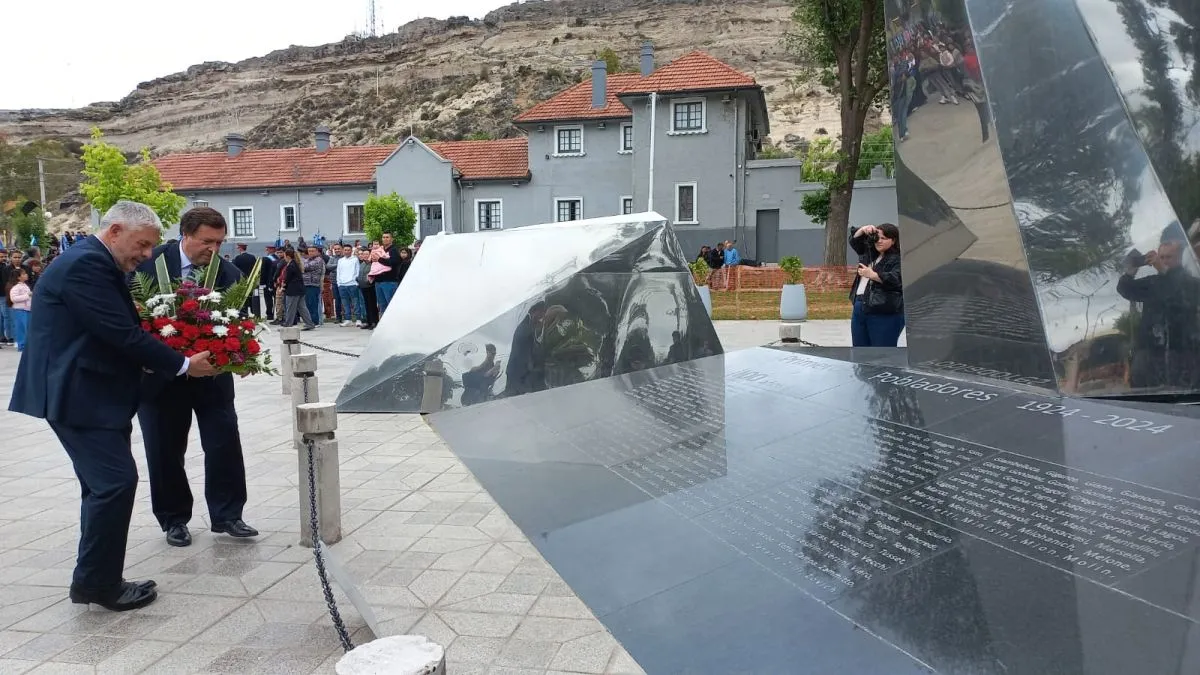 Se rindi&oacute; homenaje a los pioneros en los discursos y con la colocaci&oacute;n de la ofrenda floral. Foto LCR.