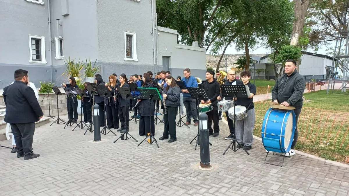 Hoy la banda municipal est&aacute; de cumplea&ntilde;os y recibi&oacute; un reconocimiento. Foto LCR.