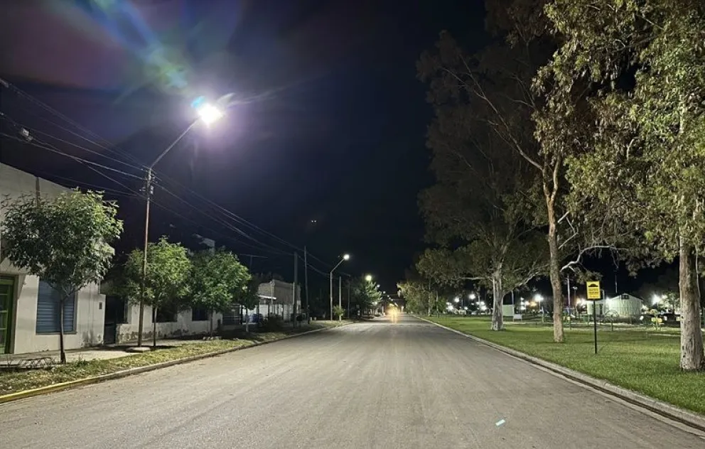 El municipio instaló luminarias de tecnología LED en una de las calles que vincula los acceso a la ciudad con el centro de Huergo. Foto: gentileza