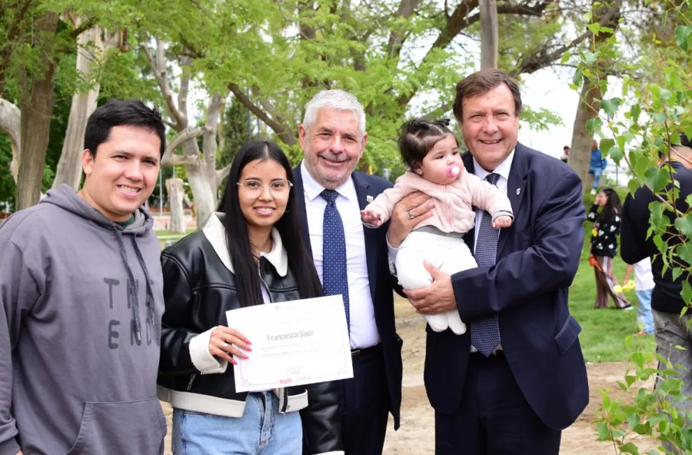 La mañana continuó con un número de baile y la plantación de árboles. Fotos: Celeste Cerezuela - LCR
