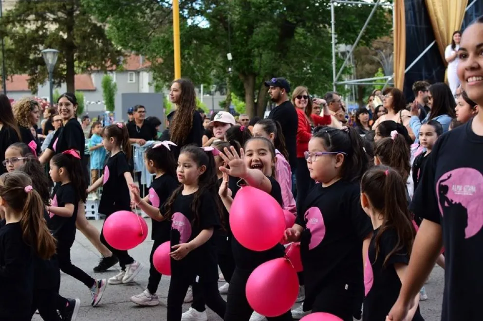 Chicos de escuelas deportivas, instituciones sociales y culturales dieron alegría y color al desfile del 101° aniversario de Villa Regina. Fotos: Celeste Cerezuela