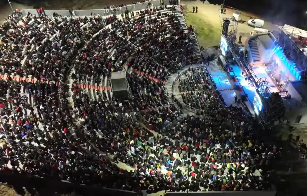 Los Nocheros estuvieron a cargo del cierre de la primera noche, la cual concluyó alrededor de la 1 de la madrugada de hoy. Foto Municipio VR (captura).