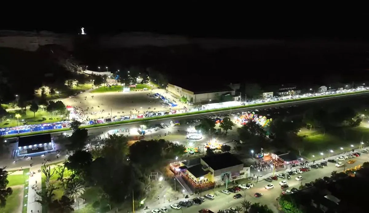Por primera vez el predio ferial y paseo gastron&oacute;mico se ubic&oacute; sobre la renovada calle Los Nogales. Foto Municipio VR (captura).