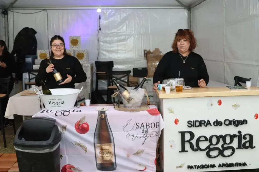 Productores locales ofrecieron distintas variedades de sidra artesanal en el predio de Tronador 260, donde miles de visitantes recorrieron los stands durante las tres jornadas del festival. Foto: Tania Domenicucci-ANR