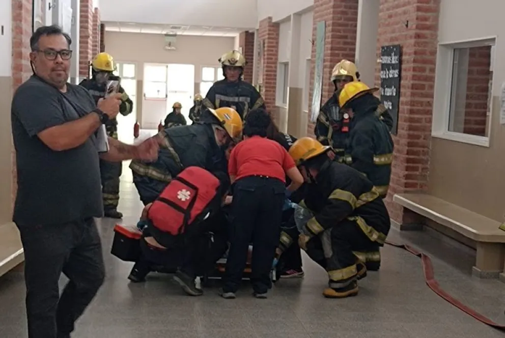 Este lunes se realizaron tres simulacros en una escuela para poner en práctica sistema de evacuación ante emergencias. Fotos: gentileza