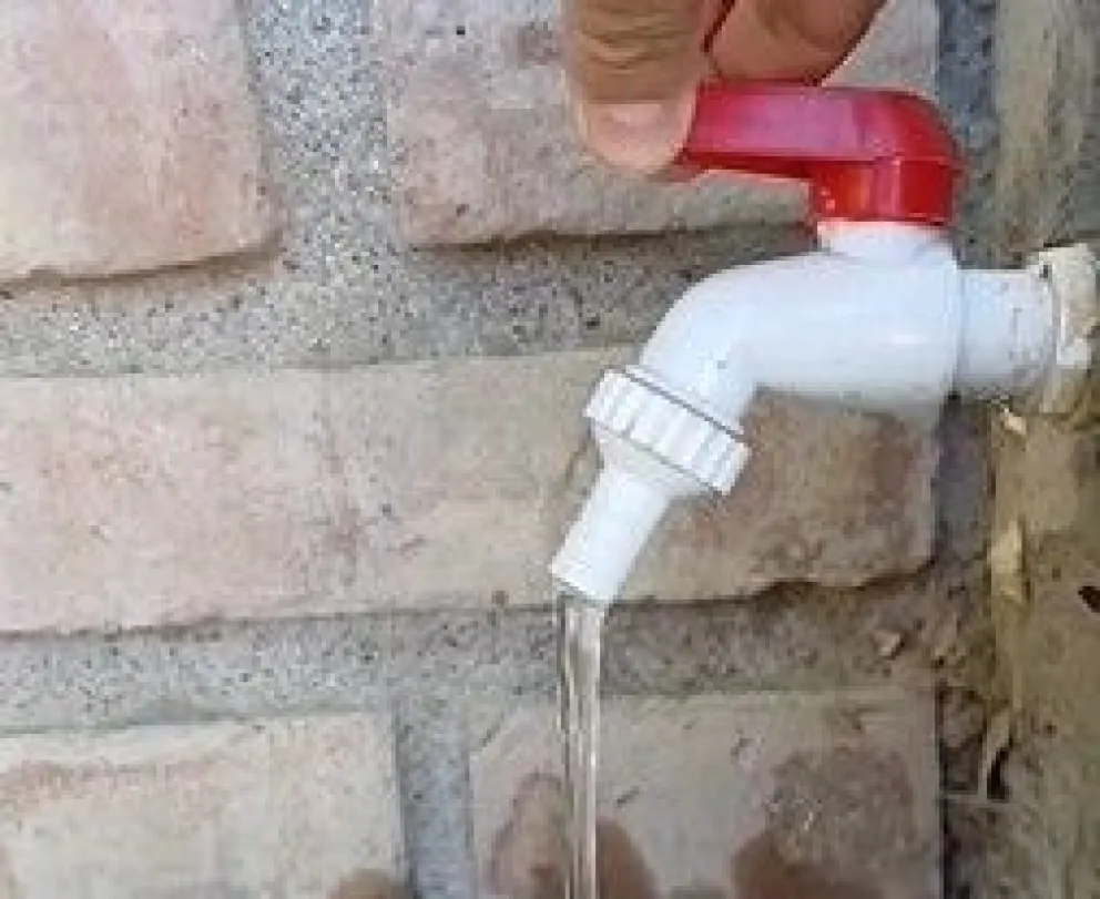 "Hay poca presión, no sube el agua al tanque", dijo una de las vecinas a LCR. Foto gentileza.