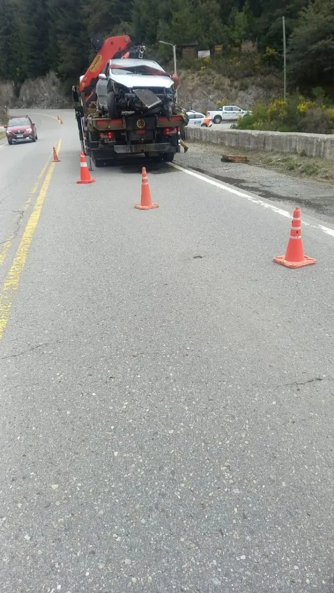 El Peugeot 307 fue retirado del arroyo Guillelmo tras un operativo de rescate en Villa Mascardi. Foto: gentileza.