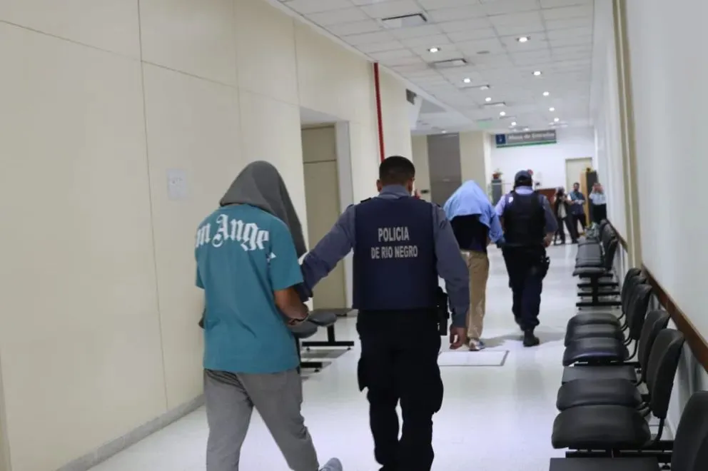 Los cuatro detenidos fueron trasladados a los tribunales de Roca para la audiencia de formulación de cargos. Foto: Tania Domenicucci – ANR