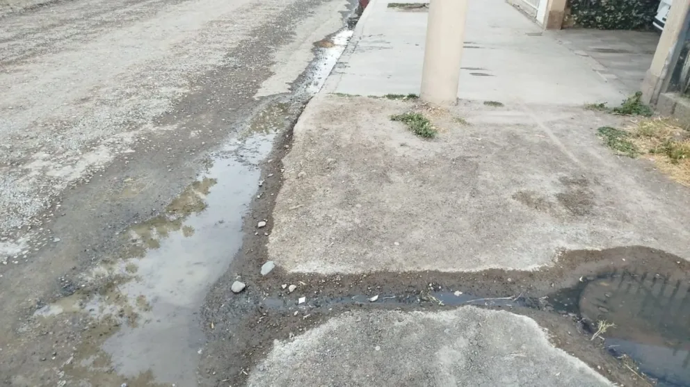 El desborde de los líquidos ocurre entre las calles Juan XXIII y Yaganes. Foto gentileza. 