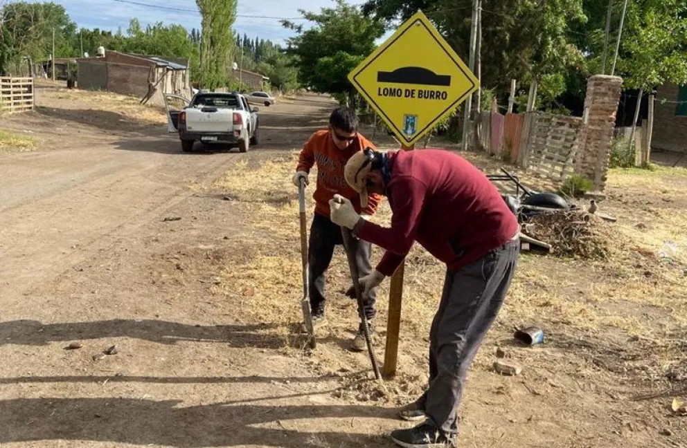 Esta semana ya se instaló la cartelería para la construcción de reductores de velocidad. Foto: gentileza
