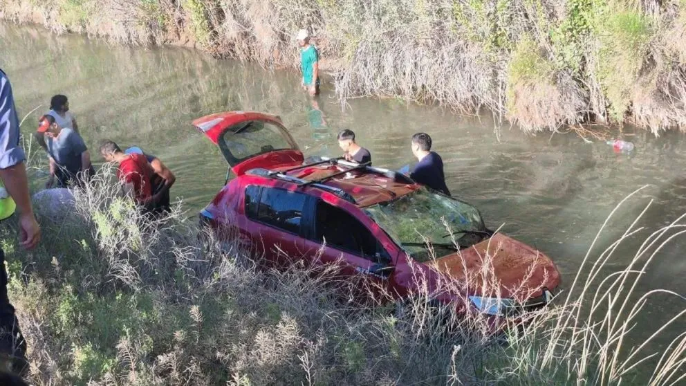 Se investiga si el Renault Sandero que manejaba fue golpeado desde atrás por una ambulancia que circulaba en el mismo sentido y trasladaba a un herido en código rojo. Foto (gentileza)