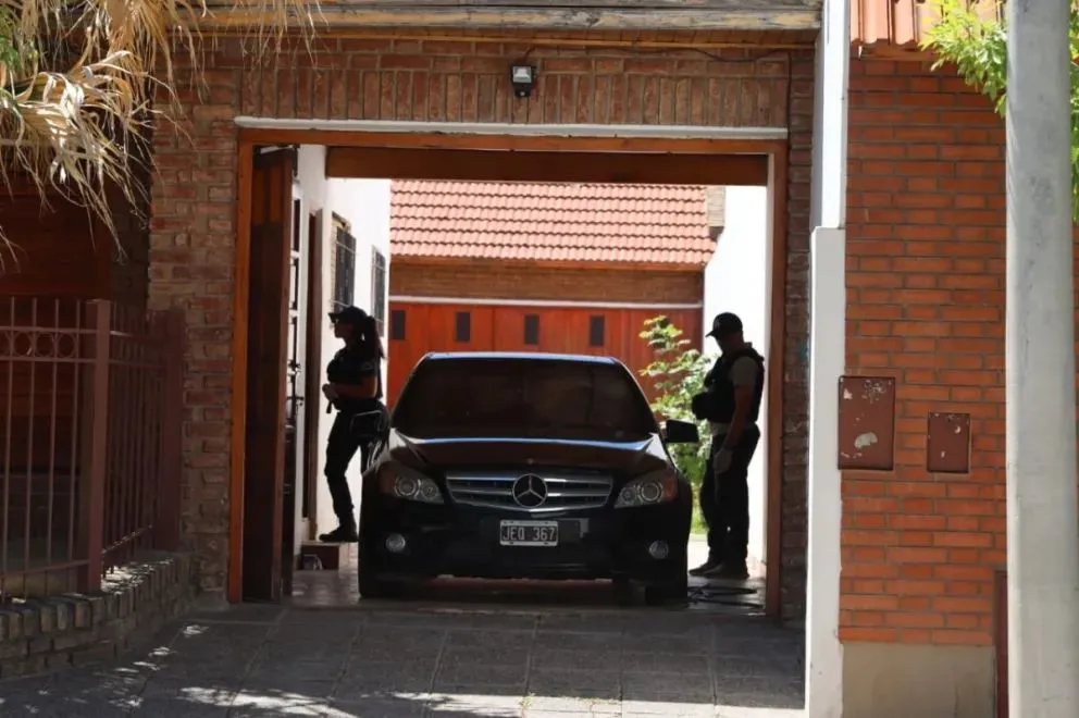 La familia del sujeto llegó a la vivienda mientras se desarrollaba el operativo, pero no pudieron ingresar.. Foto: Tania Domeniccuci-ANR