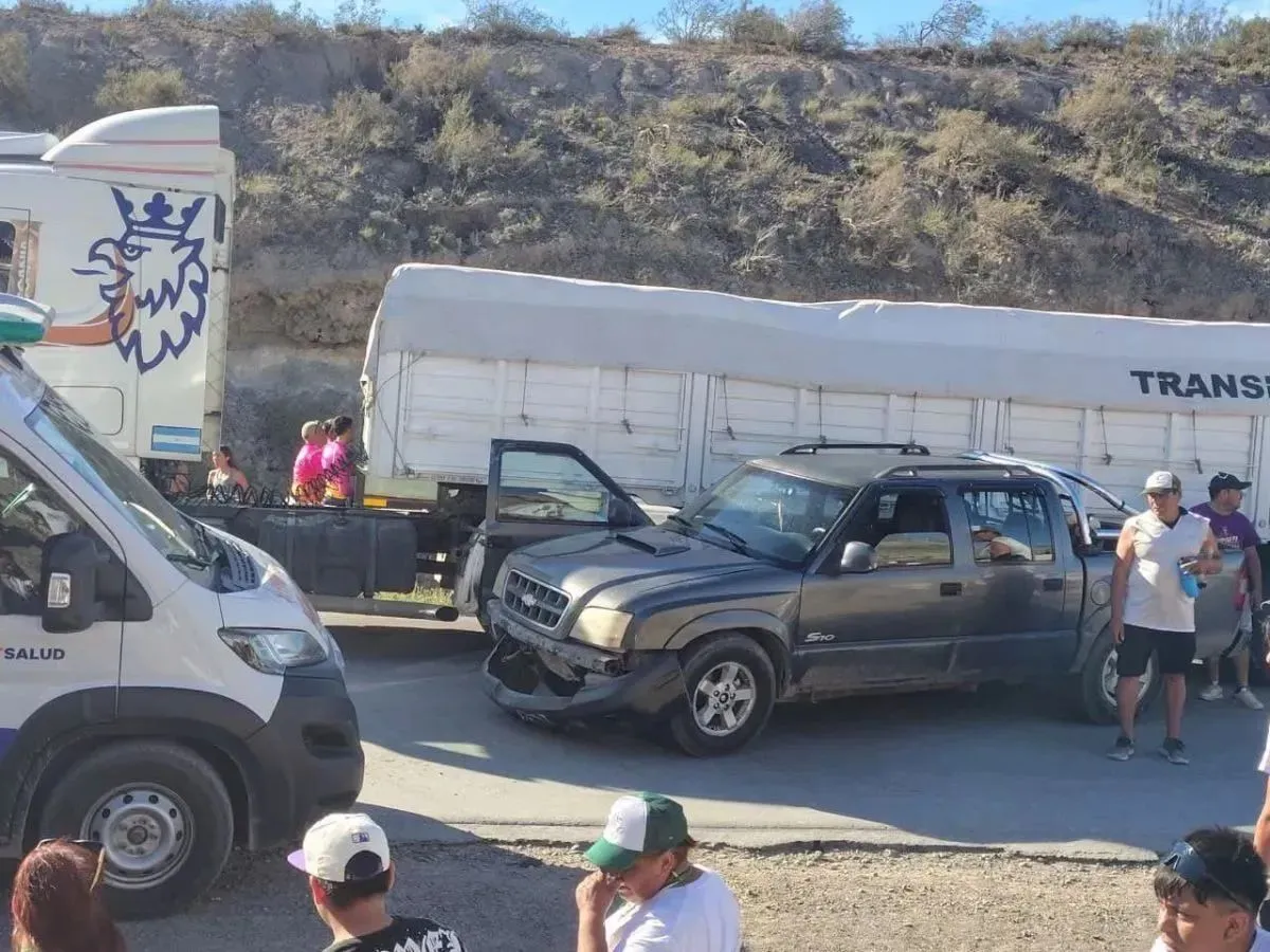 El hecho ocurrió después del primer choque registrado en la zona de Tres Cruces, donde un camión y una camioneta habían dejado tres personas internadas. Foto (gentileza)