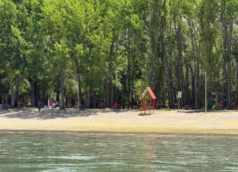 Este domingo será una jornada de calor que se podrá disfrutar mejor junto a las aguas del río Negro. Foto: archivo