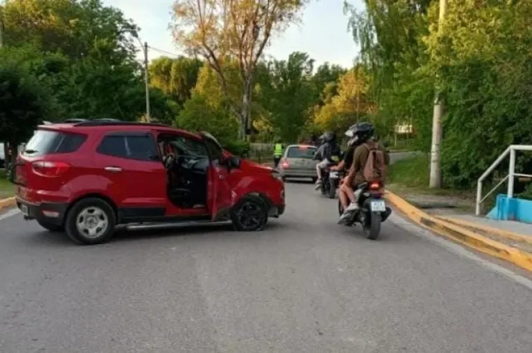 La camioneta sufrió daños materiales y su conductor resultó ileso. Foto: gentileza