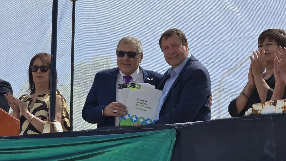 En el desfile la Provincia confirmó inversiones claves para la localidad. Foto Gobierno RN.