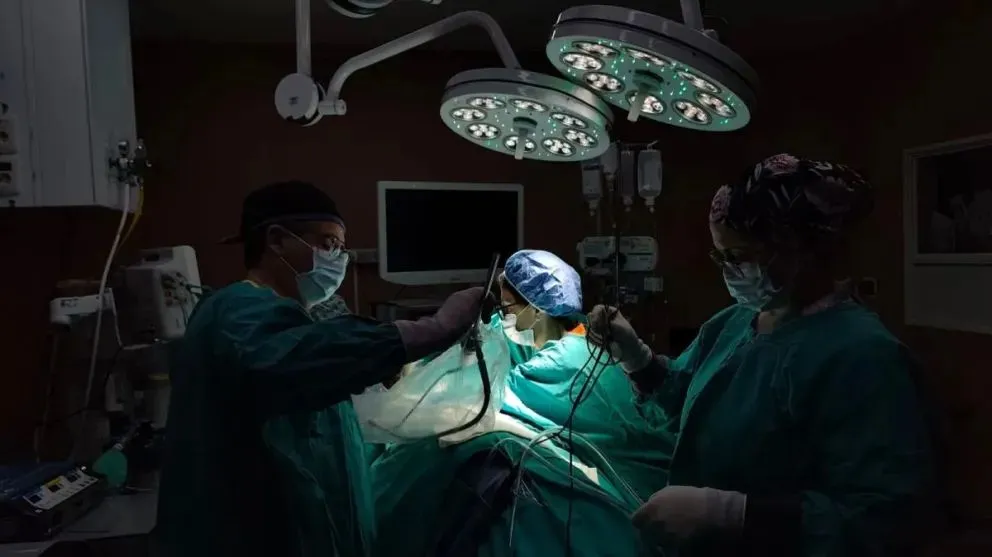 En el hospital López Lima se operó a un paciente con Miastenia Gravis. Vino una profesional de Buenos Aires que trabajó con el personal local. Foto: Prensa Ministerio de Salud.