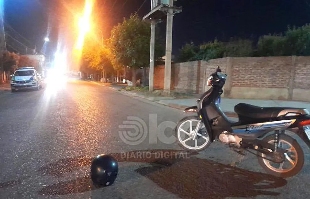 En la moto viajaban madre e hija. El choque ayer frente a la cancha de Matadero. Foto LCR.