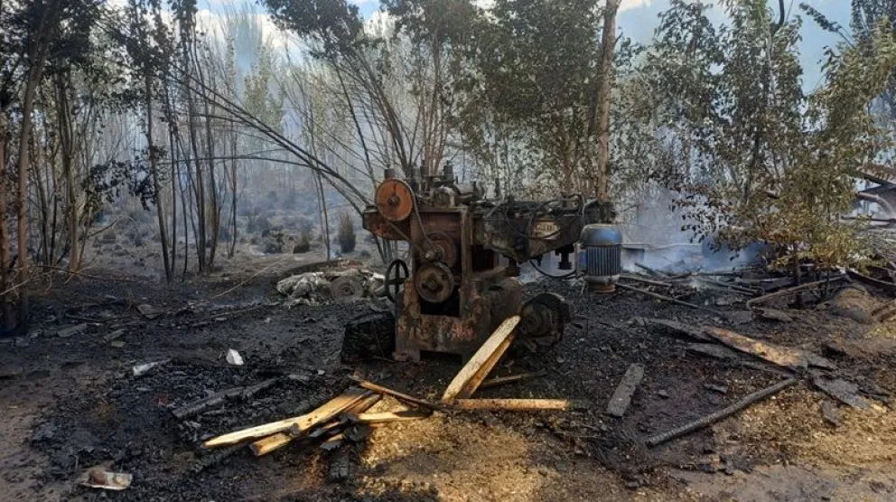 Máquinas viejas, restos de madera, cubiertas y otros elementos se quemaron con el incendio en la zona rural. Foto: gentileza