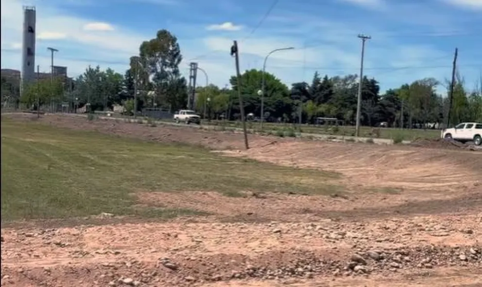 El acceso oeste de Chichinales se va a transformar en un espacio verde con veredas que las familias lo disfruten. Foto: gentileza