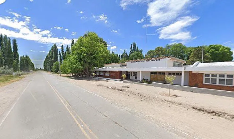 La escuela primaria se encuentra sobre la calle rural Nº 2. Foto google maps (captura).