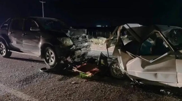 La Toyota embisti&oacute; violentamente al Fiat Uno. Se desconocen las causas del choque m&uacute;ltiple. Foto: gentileza Centenario Digital.