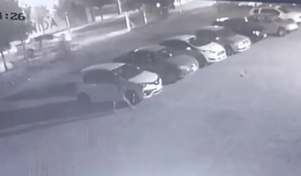 El robo quedó registrado en una de las cámaras del súper. Foto gentileza (captura video).