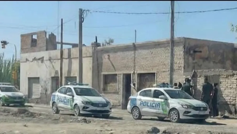 El ataque ocurrió ayer en calle Antártida, casi avenida Mitre. Foto InfoRegina.