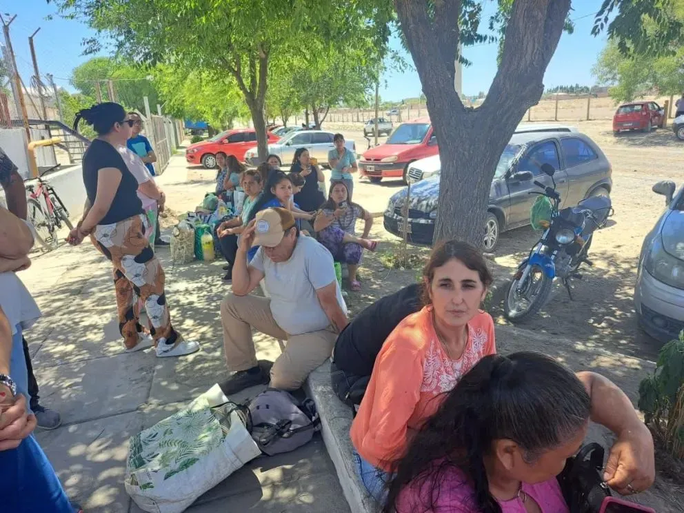 Familiares de internos del Penal 2 se juntaron en el exterior del Penal 2 y denuncian represión dentro del establecimiento. Foto: gentileza