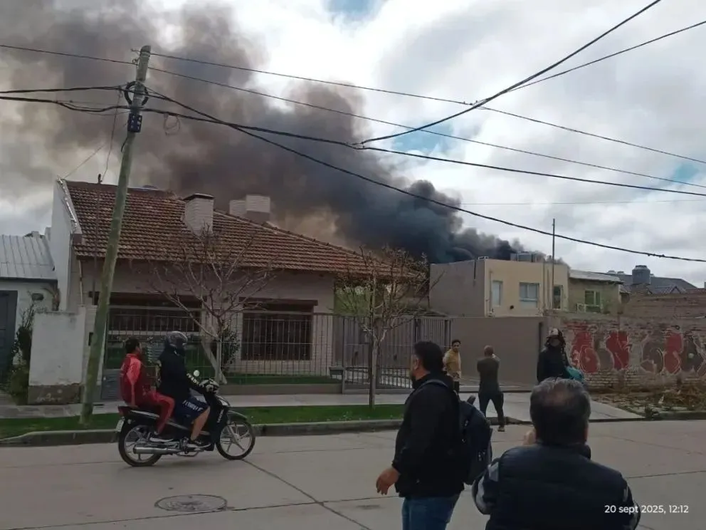 La fuerte explosión sacudió la mañana del sábado 20 de septiembre en Roca, en un galpón de calle Rohde al 1.800. Foto: ANR