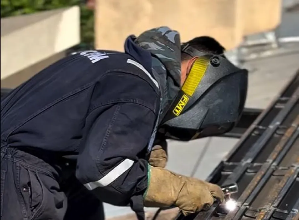 El municipio de Godoy inició la construcción de un nuevo techo para el Centro de Jubilados local. Foto: gentileza