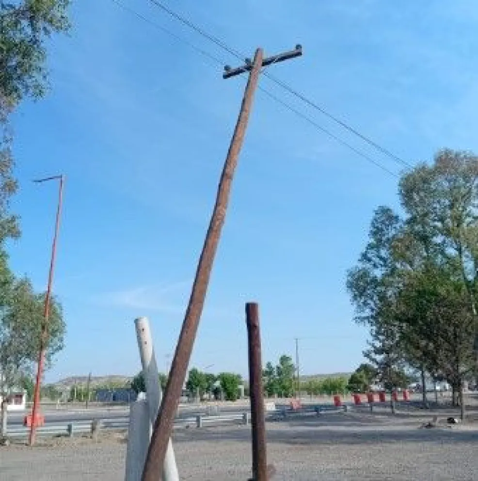 El choque y posterior daño ocurrió en inmediaciones de la estación de servicio YPF. Foto gentileza.