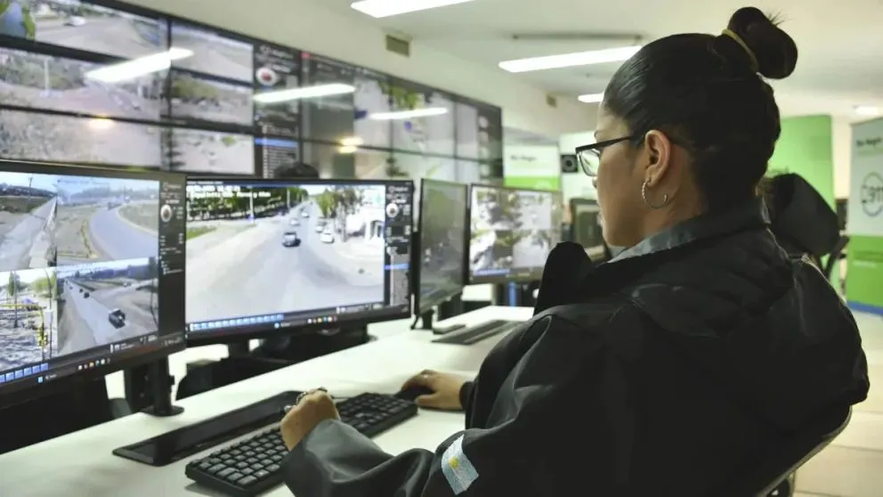 La operadora del 911 mantuvo la línea abierta mientras guiaba las maniobras para que el bebé volviera a respirar; el menor llegó con vida al centro de salud. Foto: archivo