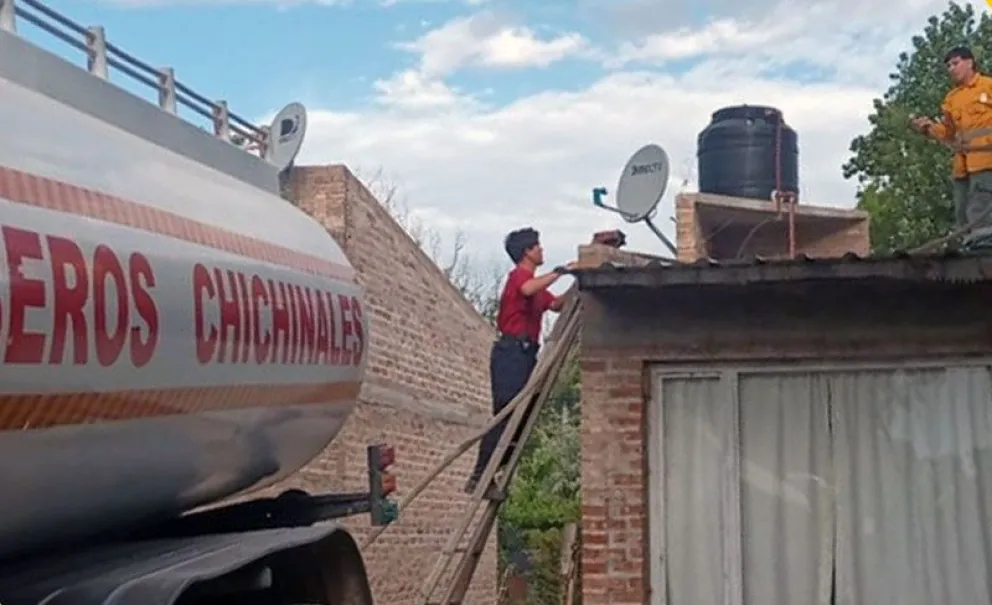 Bomberos está distribuyendo agua en los domicilios afectados por falta de servicio. Foto: gentileza