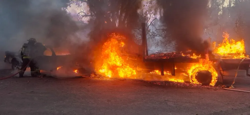 Además del aserradero, el fuego provocó pérdidas materiales en un camión y una camioneta. Foto gentileza.