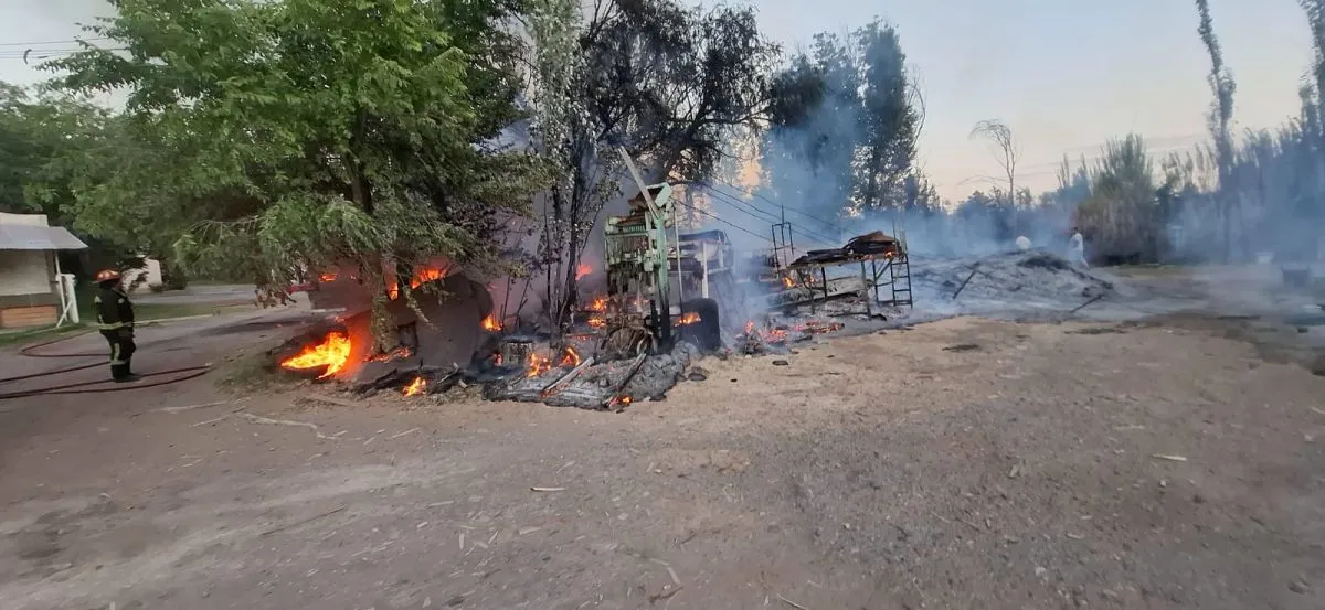 Desde minutos despu&eacute;s de las 6 trabajaron tres dotaciones en el lugar. Foto gentileza.