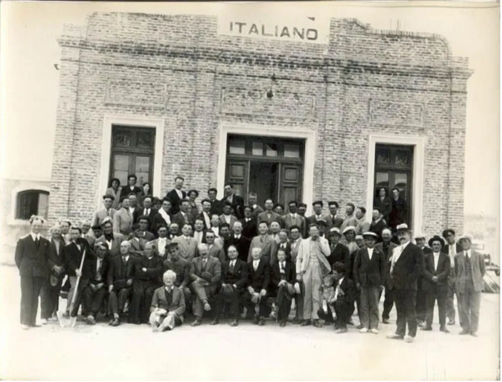 Edificio F.A.I en abril de 1927. La foto fue tomada luego de la Asamblea Extraordinaria de socios llevada a cabo el 10 de octubre de 1943. Foto: gentileza Círculo Italiano.