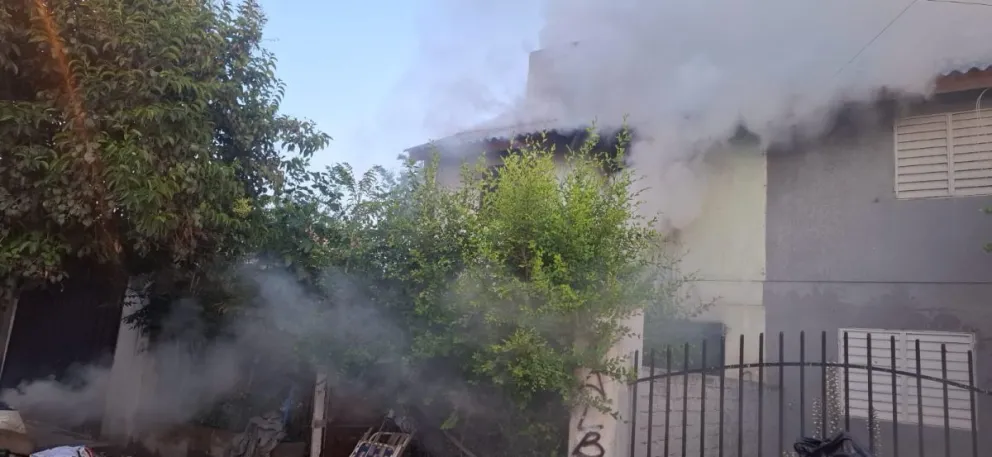 El fuego comenzó a las 5,30 en una vivienda situada sobre calle Chubut al 74 y, en segundos, se propagó a la propiedad lindante. Foto bomberos VR.