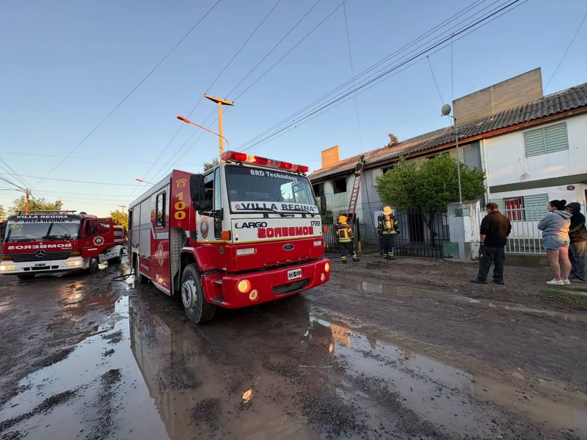En el lugar trabajaron 9 bomberos, junto a efectivos de la Quinta y salud p&uacute;blica. Foto bomberos VR.